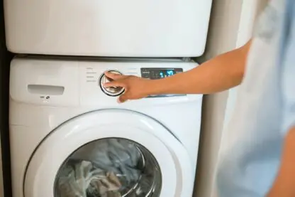 Colocar a mão na máquina de lavar roupa dá choque