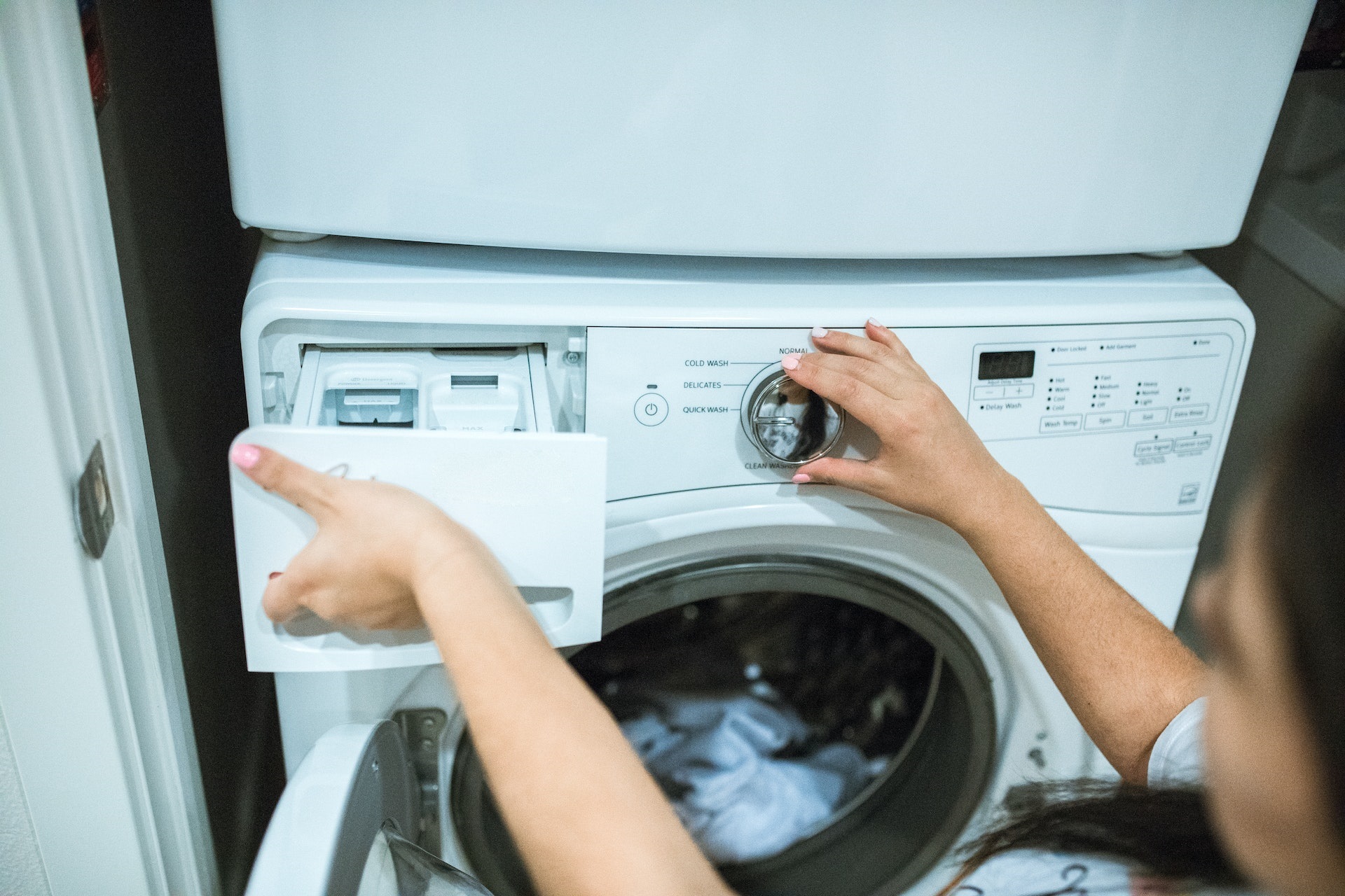 Por que a máquina de lavar enrola a roupa